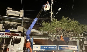 Gia Lai: Xuyên đêm nỗ lực khôi phục nguồn điện sau bão số 13