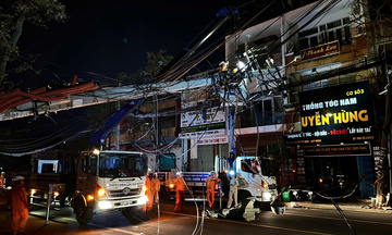 Người lính áo cam miền Trung xuyên đêm 'nối điện' sau bão số 13