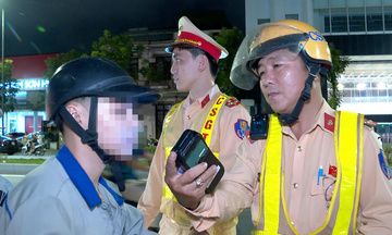 Huế: Ngày đầu ra quân xử phạt hơn 100 trường hợp vi phạm nồng độ cồn