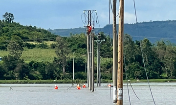 Đắk Lắk: 'Chạy đua' từng giờ để khôi phục điện cho người dân sau bão