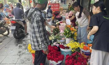 Thị trường quà tặng 20/11: Đa dạng lựa chọn, nhiều phân khúc