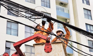 Gia Lai: Ngành điện xuyên đêm khắc phục sự cố sau bão