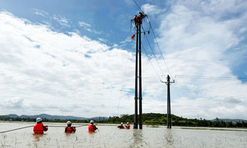 Đắk Lắk: Cán bộ ngành điện ngâm mình dưới nước nối đường dây