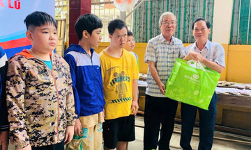 Sở Công Thương Huế tặng quà cho thiếu nhi bị ảnh hưởng mưa lũ