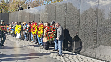 Veterans Day - hàn gắn tại Đài tưởng niệm Cựu chiến binh Việt Nam