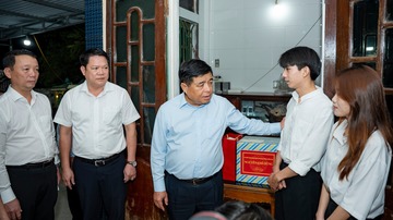 Phó Thủ tướng Nguyễn Chí Dũng thăm, động viên người dân vùng lũ TP. Huế