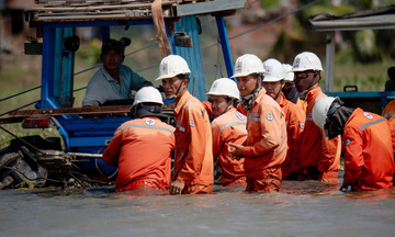 Khôi phục cấp điện cho hơn 99% khách hàng bị ảnh hưởng do bão số 13