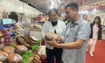 Cá kho làng Vũ Đại 'hút khách' tại hội chợ đặc sản vùng miền