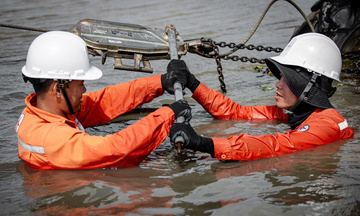 Khen thưởng tập thể, cá nhân EVNCPC khôi phục cấp điện sau bão số 13