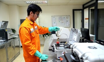 ‘Bác sĩ dầu máy’ EVNHANOI thầm lặng bảo vệ lưới điện Thủ đô