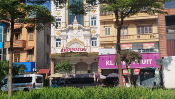 Cảnh sát làm việc tại cơ sở thẩm mỹ viện Mailisa ở Hà Nội