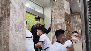 Xe tải chở nhiều thùng hàng rời thẩm mỹ viện Mailisa ở Hà Nội