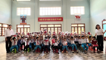 Công ty Thủy điện Sông Bung hỗ trợ người dân xã Bến Giằng sau bão lũ