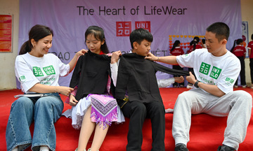 Tặng nhà bán trú và hàng nghìn áo giữ nhiệt cho đồng bào dân tộc Tuyên Quang