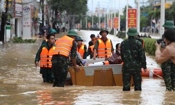 Nha Trang chìm trong biển nước, các lực lượng được huy động hỗ trợ
