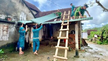 Cùng dân dựng lại mái nhà