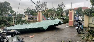 Đà Nẵng: Lốc xoáy nửa đêm làm tốc mái nhiều nhà, 4 người bị thương