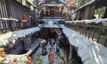 Độc lạ quán cà phê có 'tuyết rơi' trong lòng Hà Nội