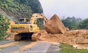 Lên phương án nổ mìn xử lý 6 tảng đá nằm chắn ngang đèo Khánh Lê