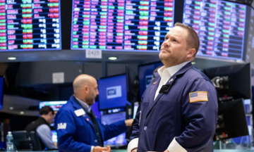 Chứng khoán Mỹ giảm mạnh trước loạt dữ liệu và báo cáo quan trọng