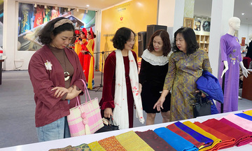 Khai mạc triển lãm chuyên đề ngành thêu ren, lụa, áo dài, túi vải 2025