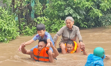 Giữa tâm lũ, Gia Lai dựng 'lá chắn' an toàn cho dân