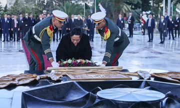 Thủ tướng tưởng niệm các anh hùng, liệt sĩ, cựu chiến binh của Algeria