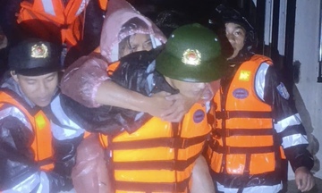 Gia Lai: Các cán bộ chiến sĩ dầm mình trong nước cứu dân