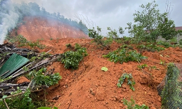 Quảng Ngãi: Sạt lở vùi lấp ngôi nhà ven đường Đông Trường Sơn