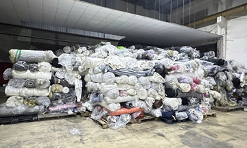 Phát hiện kho hơn 100 tấn vải cuộn không rõ nguồn gốc tại TP. Hồ Chí Minh