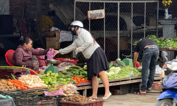 TP. Hồ Chí Minh: Nguồn cung giảm mạnh, thị trường rau xanh bị đẩy giá