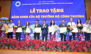 Bộ trưởng Bộ Công Thương khen thưởng nhiều tập thể, cá nhân HUIT 