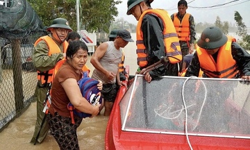 Gia Lai: Xe thiết giáp lên đường, bộ đội chạy đua ứng cứu người dân