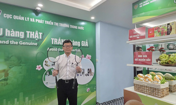 Cán bộ Quản lý thị trường hướng dẫn người dân cách nhận biết hàng giả