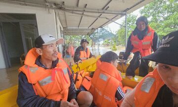 Bộ đội Hải quân dốc sức cùng nhân dân vượt lũ