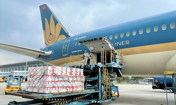 Vietnam Airlines miễn phí vận chuyển hàng cứu trợ hướng về miền Trung