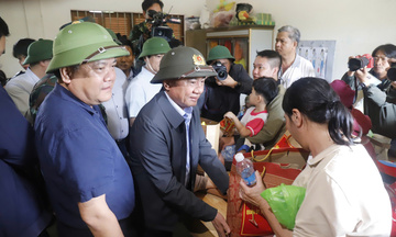 Đồng chí Trần Cẩm Tú thăm hỏi, động viên người dân tại Khánh Hòa