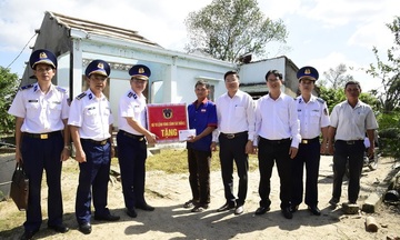 Những bước chân đi về phía nhân dân