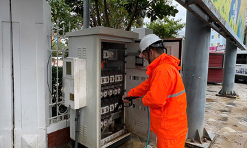 Miền Trung: Cấp điện trở lại hơn 881.000 khách hàng sau ngập lụt