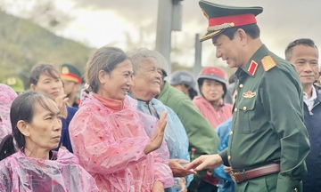 Đại tướng Phan Văn Giang thăm người dân vùng lũ Gia Lai