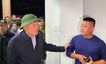 Phó Thủ tướng Thường trực động viên bà con vùng lũ Đắk Lắk