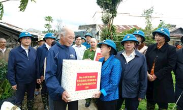 Đồng chí Bùi Thị Minh Hoài thăm, động viên người dân vùng lũ Lâm Đồng