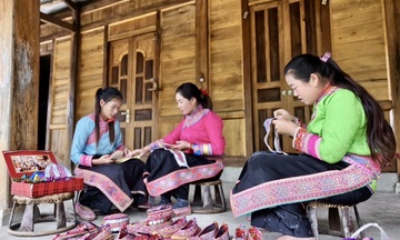 Nghề làm giày thêu Xạ Phang: Tạo sinh kế và kết nối thị trường