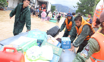 Quân chủng Hải quân tiếp tục điều quân giúp dân khắc phục mưa lũ 