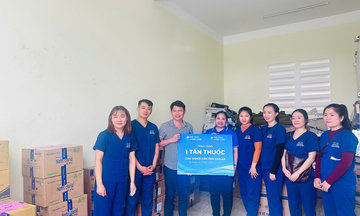 Long Châu trao 1 tấn thuốc và vật tư y tế đến người dân vùng lũ Đắk Lắk