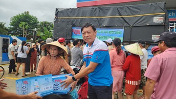 Nhân viên PVOIL dũng cảm cứu người trong nước lũ