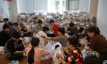 Người dân Đà Nẵng 'đội mưa' gửi yêu thương về tâm lũ