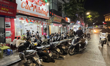 Hà Nội: Tái diễn cảnh quán nướng đêm lấn chiếm vỉa hè, lòng đường