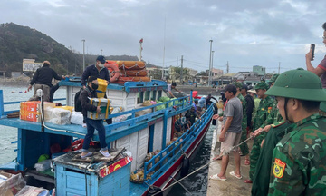 Gia Lai: Chuyến ghe nghĩa tình tiếp sức hơn 2.000 người dân xã đảo