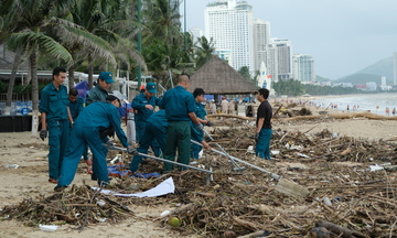 Chung tay làm sạch hàng trăm tấn rác tại bãi biển Nha Trang